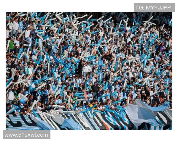 足球明星侧面回头瞬间展现魅力与风采的精彩瞬间解析