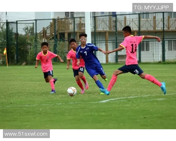 足球明星的祝愿动作传递激情与希望的背后故事