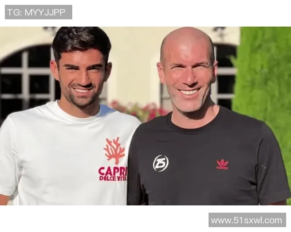 足球明星观看儿子精彩视频感动落泪分享父子情深瞬间 足球明星观看儿子精彩视频感动落泪分享父子情深瞬间